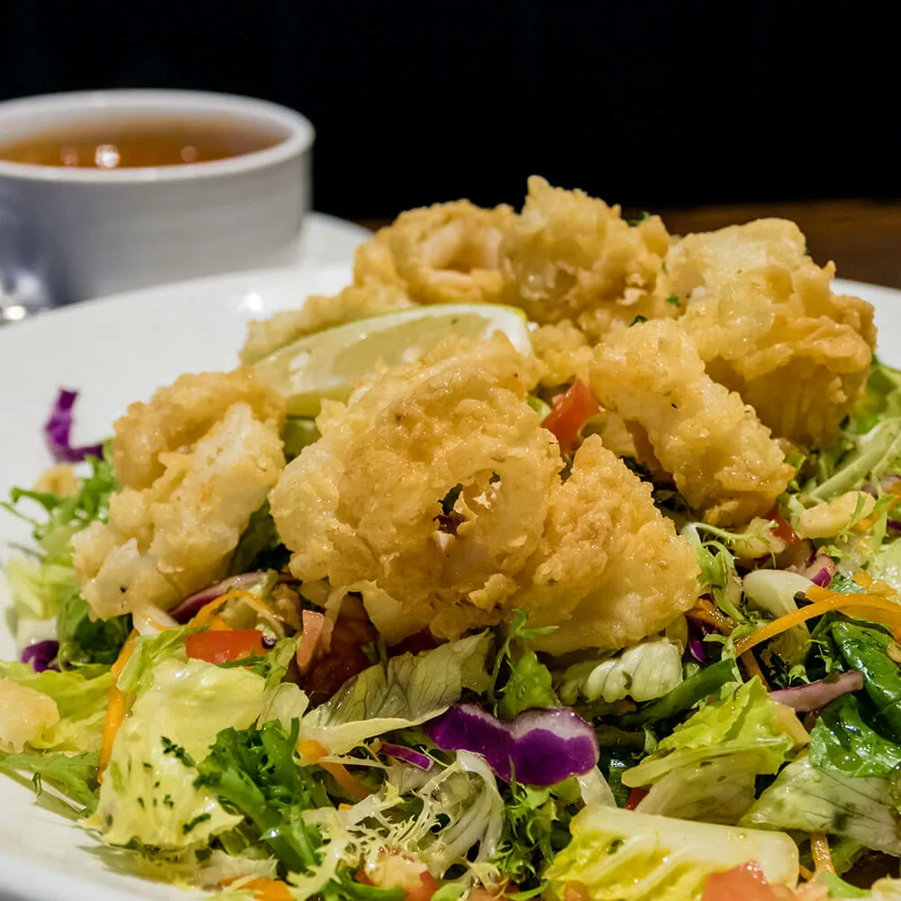 Dégustez une bonne salade de calamars à la carte des plats