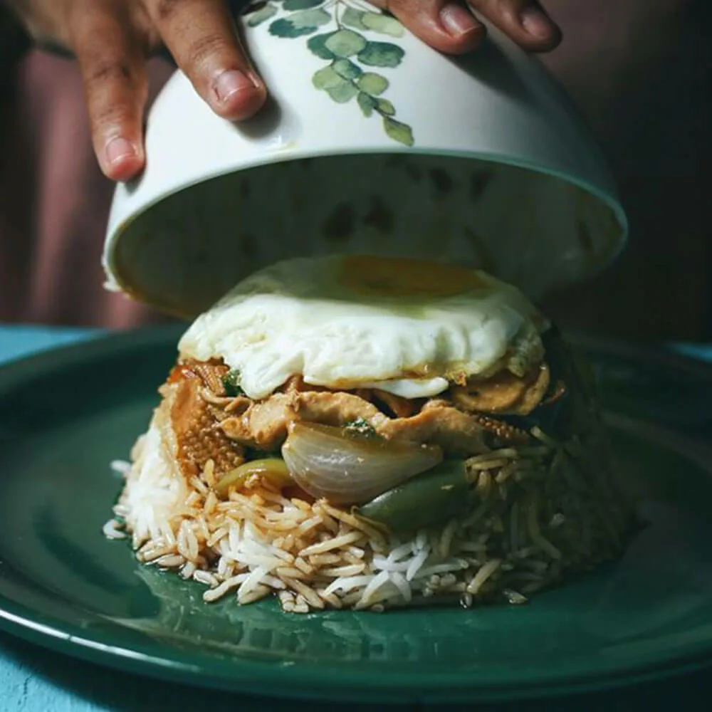 Découvrez notre Bol renversé au Poulet à la carte des plats